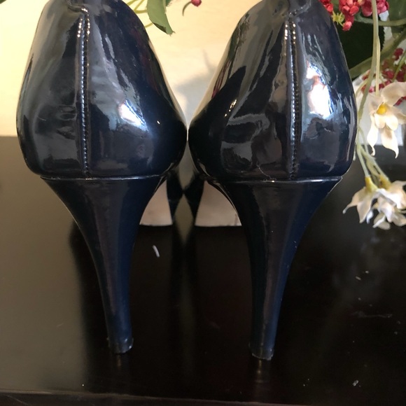 Vince Camuto black/ navy pumps - Picture 6 of 6